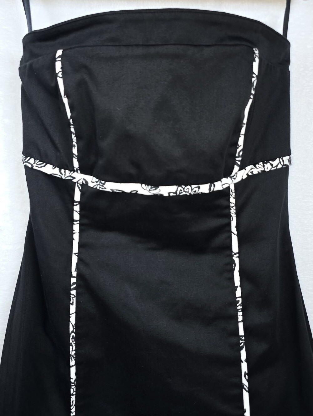 White House Black Market Black Floral Trim Strapless Cocktail Sheath Dress Sz.4 - Picture 3 of 12